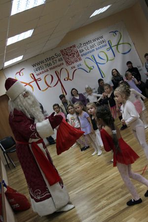 Дед Мороз - подарки принес ученикам Школы танцев в Химки Дед Мороз пришел в Школу танцев и Подарками одарил и интересно развлекал ребятишек Нажмите, чтобы посмотреть в полный размер 