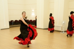SCU_79521-www_step_Su.jpg Красивый испанский танец искрометное движение рук и ног в танце