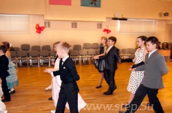 Парные танцы в Химках - полонезbal-v-shkole-tancev.jpg Пары танцуют Полонез в школе