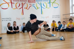 break_dance_battle_himki-1514.jpg судья по брейку на баттле в Степ. Эс Ю