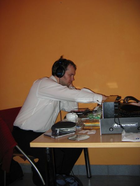 Ди джей на танцевальном вечере в школе танца dj Сергей на вечеринке шкуолы танцев Нажмите, чтобы посмотреть в полный размер 